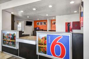 Una televisión o centro de entretenimiento en Motel 6-Memphis, TN - Downtown