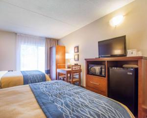 Un pat sau paturi într-o cameră la Comfort Inn