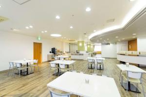 A restaurant or other place to eat at SureStay Plus Hotel by Best Western Shin-Osaka