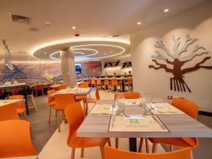 A restaurant or other place to eat at ibis Styles Lima Benavides Miraflores