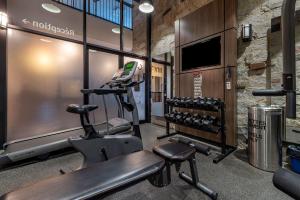 een fitnessruimte met een loopband en een bank en gewichten bij Best Western Hotel Universel Drummondville in Drummondville