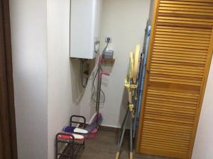 una habitación con una sala de hospital con sillas y asientos anepmentsenalsenalangering en Квартира, en Yaremche