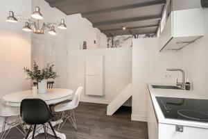 cocina y comedor con mesa y sillas en Apartment Eewal 68, en Leeuwarden