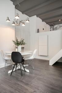 comedor con mesa blanca y sillas en Apartment Eewal 68, en Leeuwarden