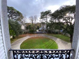 - un balcon offrant une vue sur le parc dans l'établissement Manoir Le Castel & Villa Beaumaris, à Saint-Malo