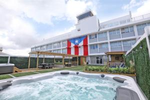 Peldbaseins naktsmītnē San Juan Airport Hotel vai tās tuvumā