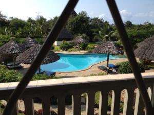 - une vue sur la piscine depuis le balcon du complexe dans l'établissement Marula Park, à Diani Beach