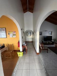 un soggiorno con arco, tavolo e sedie di Delightful 4bed modern villa with WiFI a Gros Islet