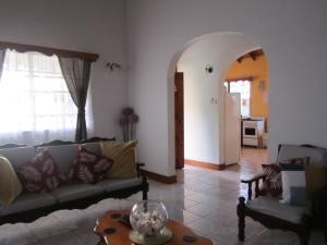 un soggiorno con divano e tavolo di Delightful 4bed modern villa with WiFI a Gros Islet