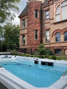 The swimming pool at or close to Henderson Castle Inn