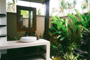 Vườn quanh VILLA JUAN - A Beach Front Villa in General Luna Siargao