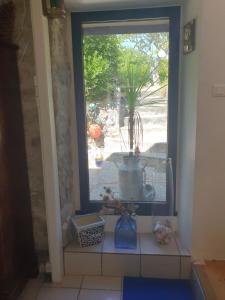 a window with a view of a yard at Maison typique bretonne a 5 min de la plage a pied in Crozon