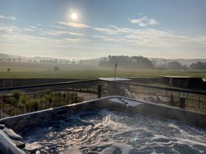 d'un bain à remous avec vue sur un champ. dans l'établissement Ubytování v soukromí v Šachu, à Volfířov