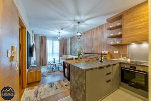 Kitchen o kitchenette sa 5 STARS - Luxury Premium WELLNESS RESORT Zlatibor