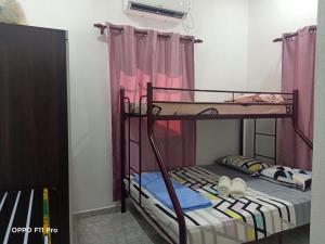 Tempat tidur dalam kamar di Safiyya Homestay