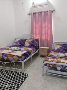 Tempat tidur dalam kamar di Safiyya Homestay