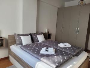 een slaapkamer met een bed met twee handdoeken erop bij Andi Apartment in Sibiu