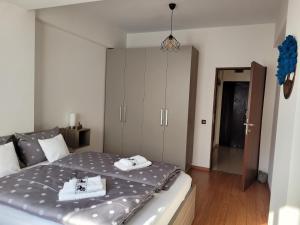 een slaapkamer met een bed met twee handdoeken erop bij Andi Apartment in Sibiu