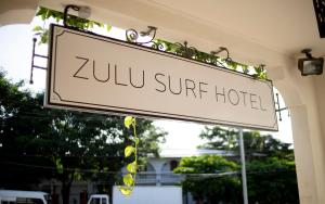 Et logo, certifikat, skilt eller en pris der bliver vist frem på Zulu Surf Hotel Tamarindo