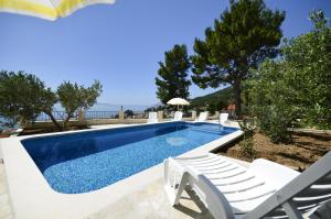 Sundlaugin á Family friendly apartments with a swimming pool Baska Voda, Makarska - 12442 eða í nágrenninu