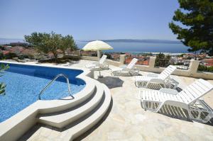 Sundlaugin á Family friendly apartments with a swimming pool Baska Voda, Makarska - 12442 eða í nágrenninu