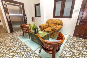 - un salon avec une chaise et une table dans l'établissement CasaBlanca Hotel, à San Juan