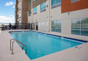 Bazen u ili blizu objekta Holiday Inn Express & Suites - El Paso North, an IHG Hotel