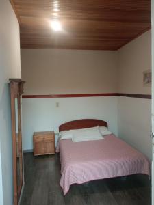 una camera con letto e soffitto in legno di HOTEL DUX a Tunja