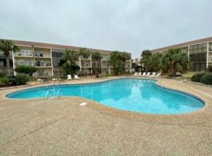 Swimmingpoolen hos eller tæt på Biloxi Beach Condo