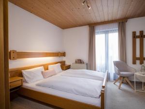 ein Schlafzimmer mit einem großen Bett und einem Fenster in der Unterkunft Appartements Klausner in Altenmarkt im Pongau