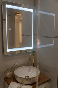 La salle de bains est pourvue d'un lavabo et d'un miroir. dans l'établissement AGORA luxury BOUTIQUE HOTEL, à Loutraki