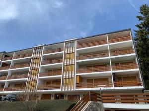 un gran edificio de apartamentos con aparcamiento en Cozy central apartment at a special price!, en Crans-Montana