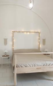 een slaapkamer met een bed met verlichting bij Appartamenti Boho Chic in Sannicandro di Bari