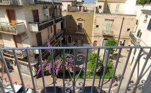 een balkon met uitzicht op de stad bij Appartamenti Boho Chic in Sannicandro di Bari