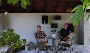 een man en een vrouw aan een tafel bij Ferienhaus am Rehberg in Eisenach