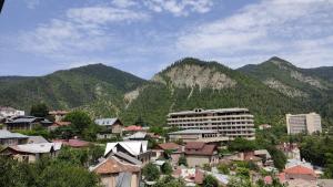 eine Gruppe von Gebäuden vor einem Berg in der Unterkunft Borjomi Nest in Bordschomi