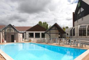 Piscina a Hôtel ibis Styles Auxerre Nord o a prop