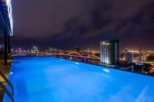 una piscina en la azotea de un edificio por la noche en Val Soleil Hotel, en Da Nang