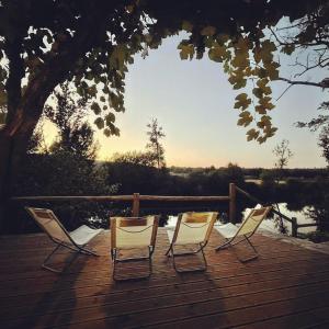 3 sedie su una terrazza con vista sul lago di Casa do Rio Alva ad Arganil