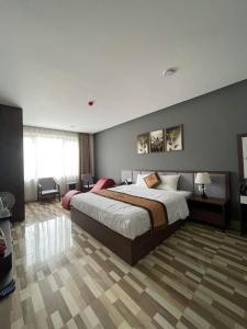 um quarto com uma cama grande num quarto em Minh Anh Hotel & Apartment em Hai Phong