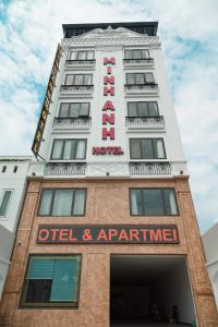 um edifício branco alto com uma placa de hotel em Minh Anh Hotel & Apartment em Hai Phong