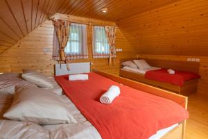 - une chambre avec 2 lits dans une cabane en rondins dans l'établissement Chalet Ajda, à Bohinj