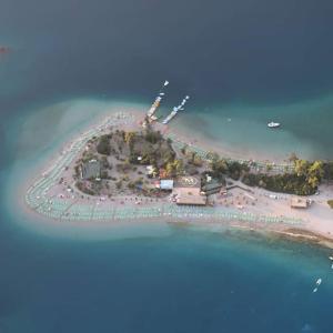 eine Luftansicht einer kleinen Insel im Wasser in der Unterkunft Letoon Homes in Oludeniz