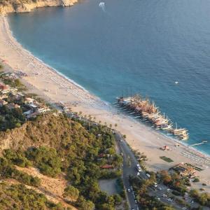 eine Luftansicht auf einen Strand mit einem Haufen Boote in der Unterkunft Letoon Homes in Oludeniz