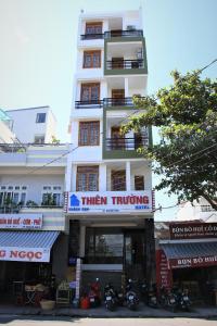 Un alto edificio bianco con un cartello sopra di Thien Truong Hotel a Nha Trang