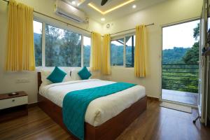 Giường trong phòng chung tại Misty Range Resorts