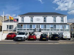 een groot wit gebouw met auto's geparkeerd voor het bij The Royal Clarence Hotel (on the Seafront) in Burnham on Sea