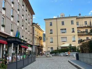 eine Kopfsteinpflasterstraße in einer Stadt mit Gebäuden in der Unterkunft BELABRI'- centralissime mansarde charme&comfort CIR 0215-0216 in Aosta