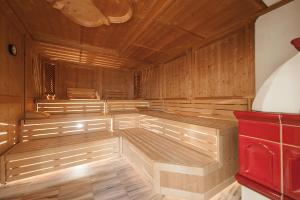 an empty sauna with wooden walls and wooden floors at Hotel Dornauhof in Finkenberg