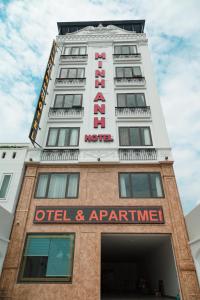 um edifício com uma placa de hotel em Minh Anh Hotel & Apartment em Hai Phong